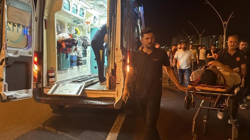 Kamyonetin kapısı açıldı, bir anda kendini yolda buldu
