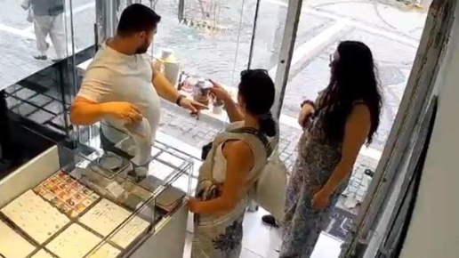 Türkiyede soygun yapıp ülkelerine döndüler! İki kadının hırsızlık anı kamerada
