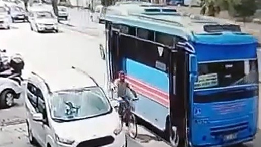 Yüreğirde bisikletliyi yere seren kaza kamerada! Otobüs şoförü hiç durmadı