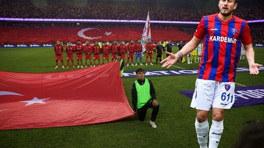 Bir zamanlar sahada ter döküyordu! Türkiye-Fransa maçında güvenlik görevlisi oldu
