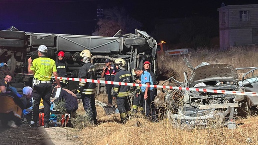 Gaziantep’te yolcu minibüsü ile otomobil çarpıştı: 7 ölü, 13 yaralı