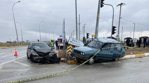 Altıntaşta kafa kafaya çarpışan otomobillerde 2 kişi hayatını kaybetti, 8 kişi yaralandı