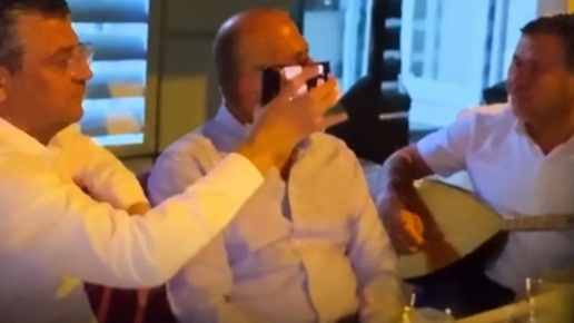 Uyuşturucu ve fuhuş soruşturmasında tutuklanan Atilla Yıldırımın telefonundan Özgür Özel ile alem yaptığı görüntüler çıktı