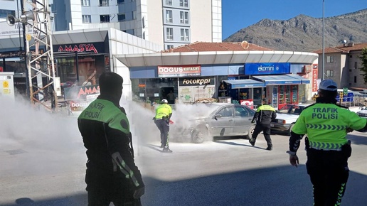 Amasyada sınav sürerken park halindeki araç yandı: Alevlere trafik polisleri müdahale etti