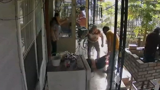 Hiç tanımadıkları kadın bir anda evlerine girdi, yaptıkları şoke etti
