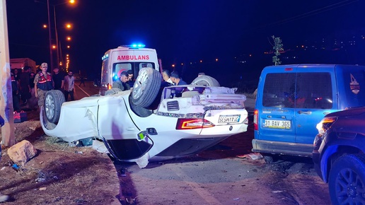Takla atan otomobil 2 tır sürücüsünün üzerine uçtu: 6 yaralı