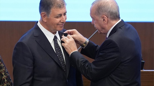 İzmir AK Partiye geçti! Cemil Tugaya rozetini Cumhurbaşkanı Erdoğan taktı
