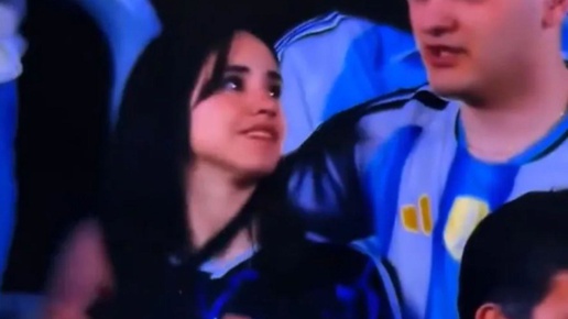 Messinin vedasında tribünlerde ilginç an: Genç kadının hareketi ağızları açık bıraktı