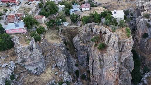 Bu evi gören bir daha bakıyor: Farklı kayalardaki ev ve bahçesine köprü ile ulaşım sağlanıyor