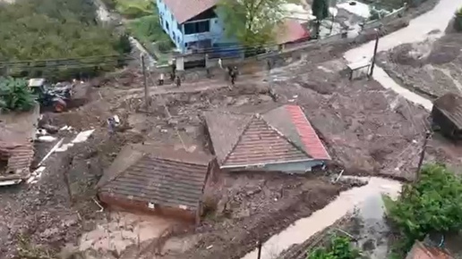 Sakaryada heyelan evleri yuttu, 2 mahalle ile bağlantı kesildi