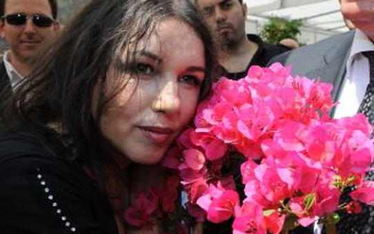Nathalie Cardone, Çiçeğin Kenti'nde