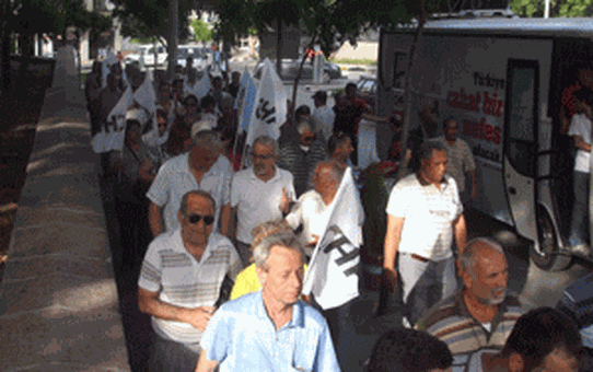 Islık ve Alkışlar Arasında Yürüdüler