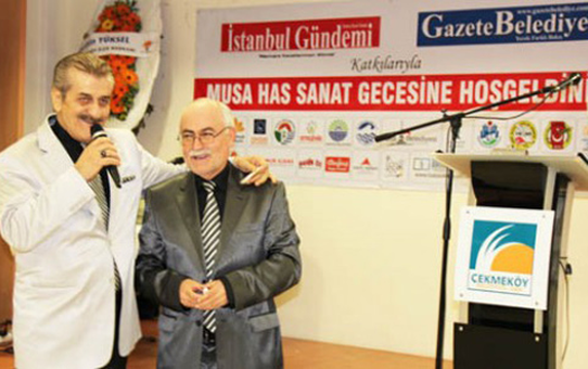 Gazeteciler Sanatçı Meslektaşına Destek Verdi