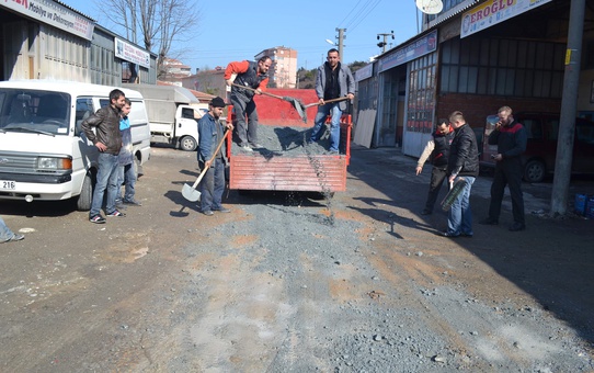 Alaplı Sanayi Esnafından Bozuk Yol Tepkisi