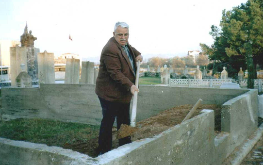 11 Yıl Önce Kendi Elleri ile Kazdığı Mezara Defnedildi