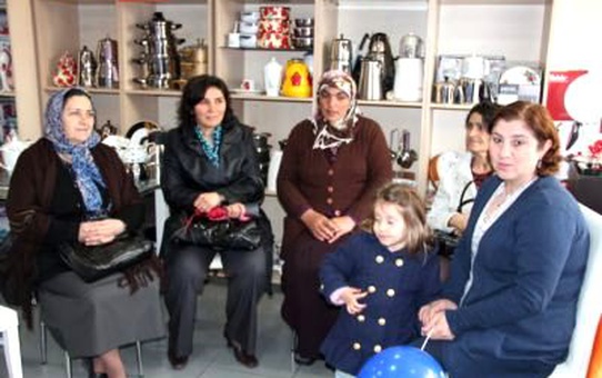 Ardahan'da Yılın Annesine Bulaşık Makinası Verildi