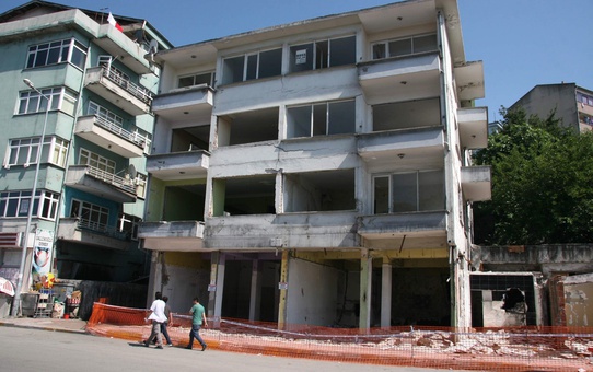 Tahliye Kararı Alınan Bina 106 Gündür Yıkılmayı Bekliyor