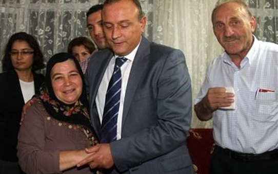Vali Kızılcık ve Eşi Şehit Ailesinin Evinde İftar Yaptı