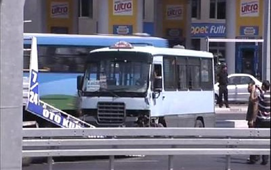 Tereddüt Edince Direğe Çarptı : 9 Yaralı