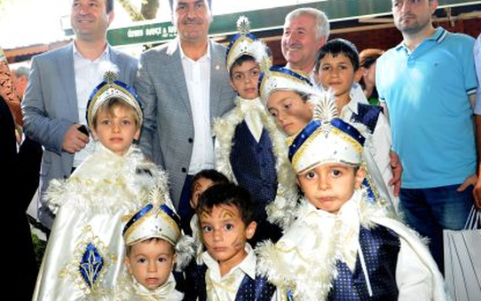 Başkan Dündar Öpücük Yağmuruna Boğuldu