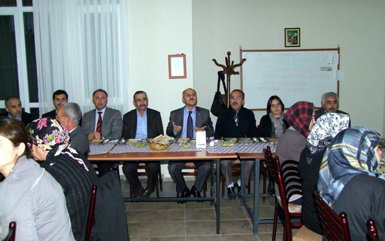 Salihli Cemevi'nde İftar Yemeği Düzenledi