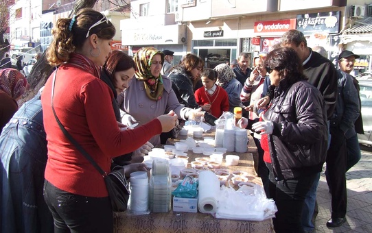AK Parti Çan'da Aşure Dağıttı