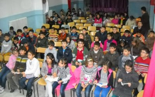 Gevher Hatun Koleji Kardeş Okulu ile Kitap Okudua