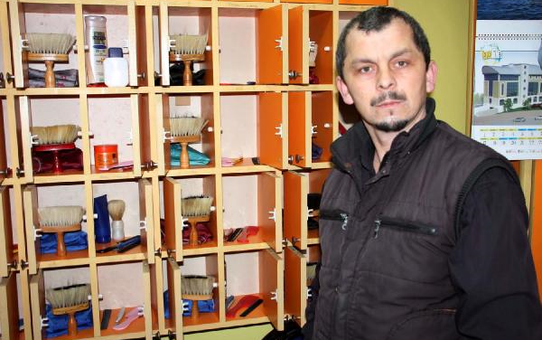 Erkek Kuaförü, Sürekli Müşterileri İçin Ayrı Malzeme Kullanıyor