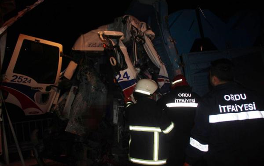 Ordu'da 2 Kamyon Çarpıştı: 1 Sürücü Sıkışarak Öldü