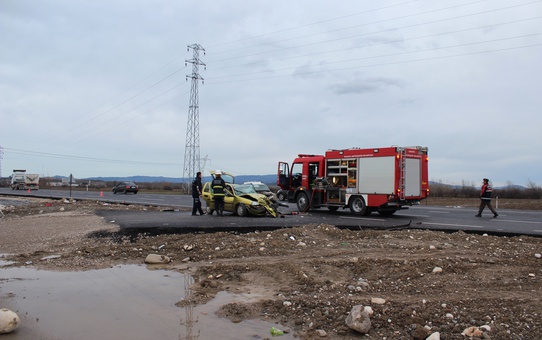 Sakarya'da 2 Otomobil Kafa Kafaya Çarpıştı: 3 Yaralı