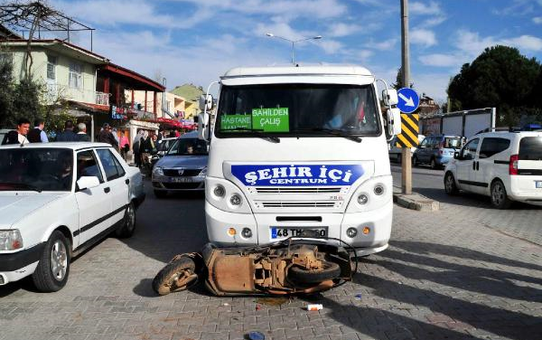 Motosikletiyle Minibüsün Altına Giren Sürücü Yaralı Kurtuldu