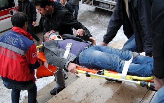 Tunceli'de Çatıdaki Kar Kütleleri Tehlike Saçıyor
