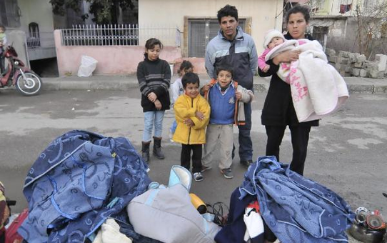Evleri Yanan 6 Nüfuslu Aile Sokakta Kaldı