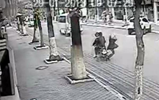 Motosiklet Kazası Güvenlik Kamerasına Yansıdı