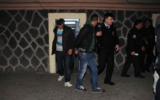 İzmir'de Eşini Bıçakla Yaralayan Kocaya Müebbet İstemi