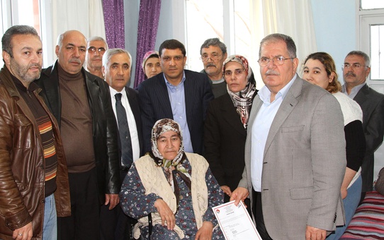 AK Parti'den Kozan'daki Engellilere Tekerlekli Sandalye