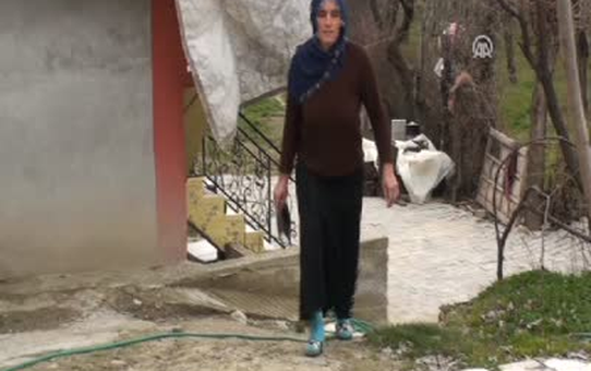 Hergün Bir Avuç Toprak Yiyor