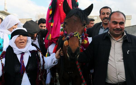 At Sırtında Gelin Getirme Geleneğini Yaşattılar