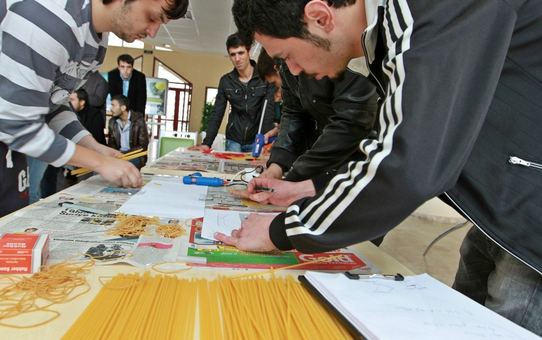 Öğrenciler Makarnadan Köprü Yaptı
