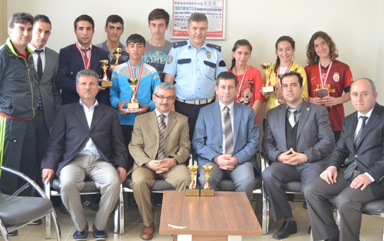 Başarılı Sporcular Ödüllendirildi