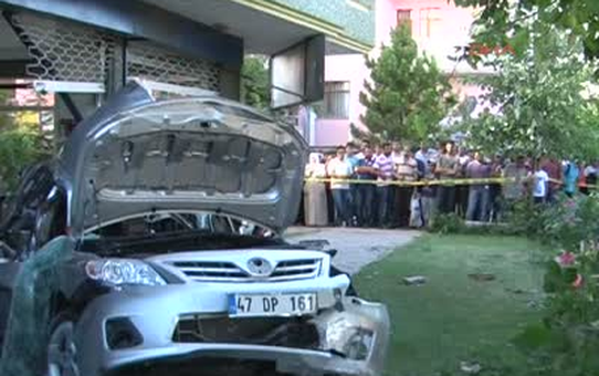 Otomobil, 17 Metre Takla Attıktan Sonra Durdu