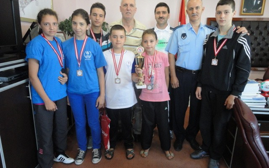 Şampiyon Karatecilerden Başkan Ertan'a Ziyaret