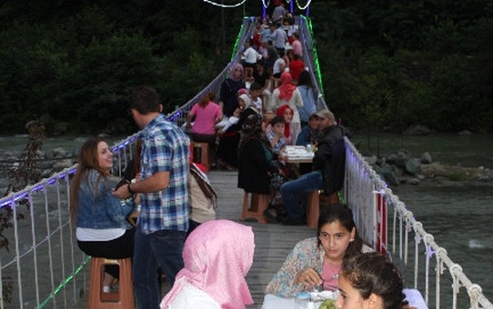 Rize'de Asma Köprü Üzerinde İftar Yemeği