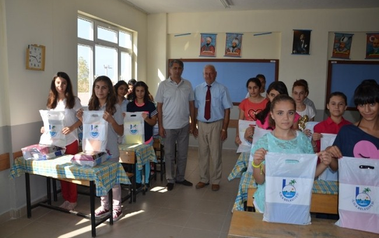 Başkanı Öz'den Öğrencilere Kırtasiye Yardımı