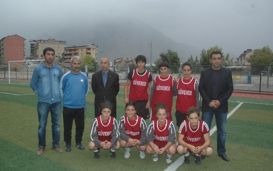 Güvener'den Bayan Futbol Takımına Destek