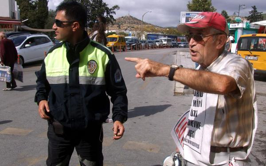 Galip Dede Megafonla 'Andımız'ı Okudu