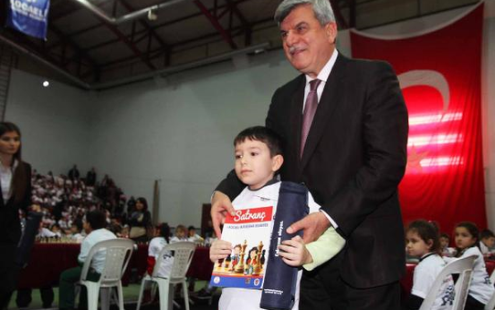 Kocaeli'de 28 Bin 500 İlköğretim Birinci Sınıf Öğrencisine Satranç Takımı