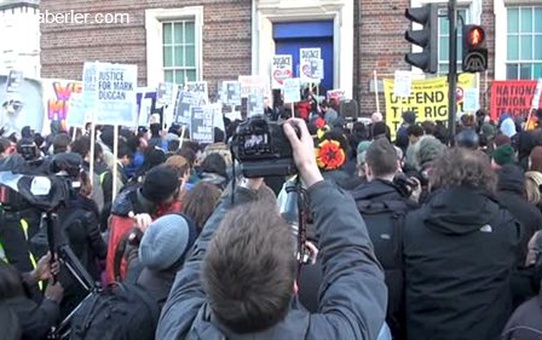 Londra'da gergin anma töreni -