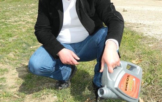 Muhtar Adayı, Seçim Çalışması Olarak Fidan Dikiyor