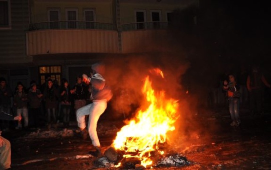 Hakkari'deki Şenlikte Nevruz Ateşi Yakıldı